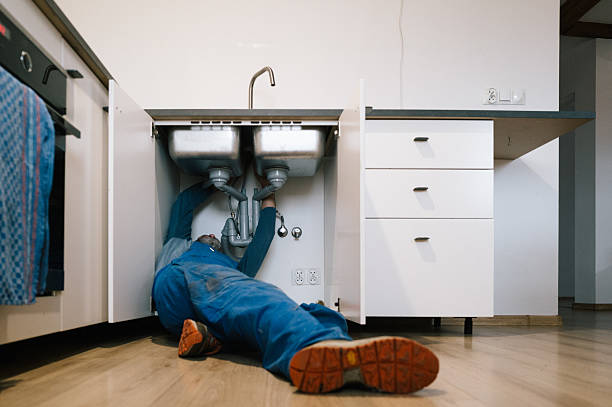 Professional Emergency Plumber technician working in Honeydew, CA